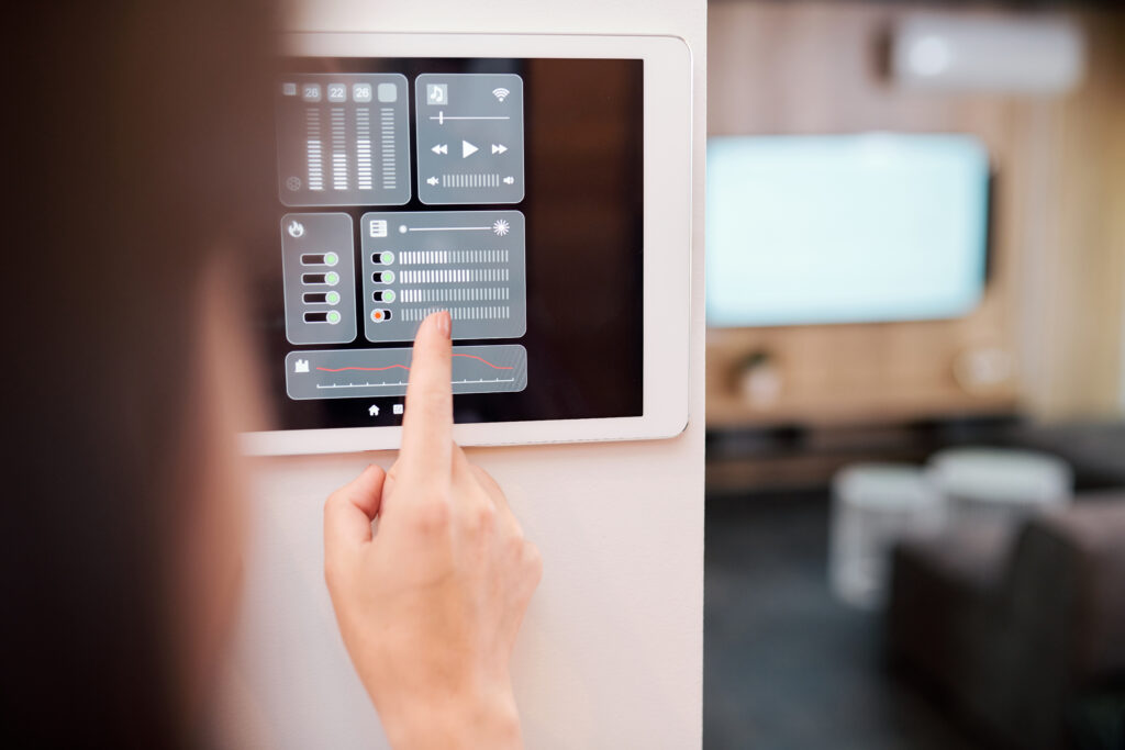 Smart Home przewodowy czy bezprzewodowy — co lepiej sprawdzi się w Twoim domu?