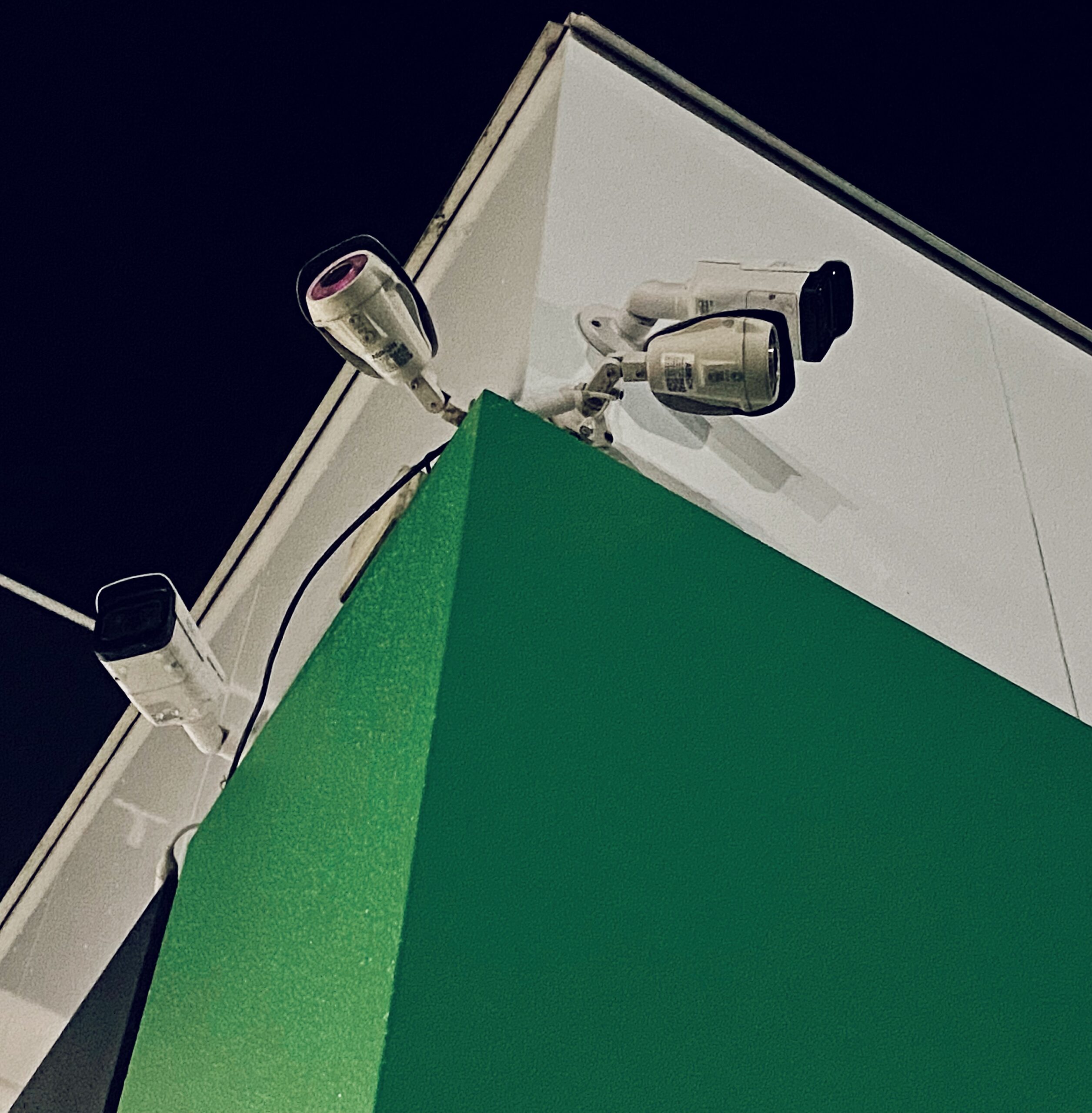 Zdjęcie przedstawia korzystanie z podglądu monitoringu na urządzeniu mobilnym.