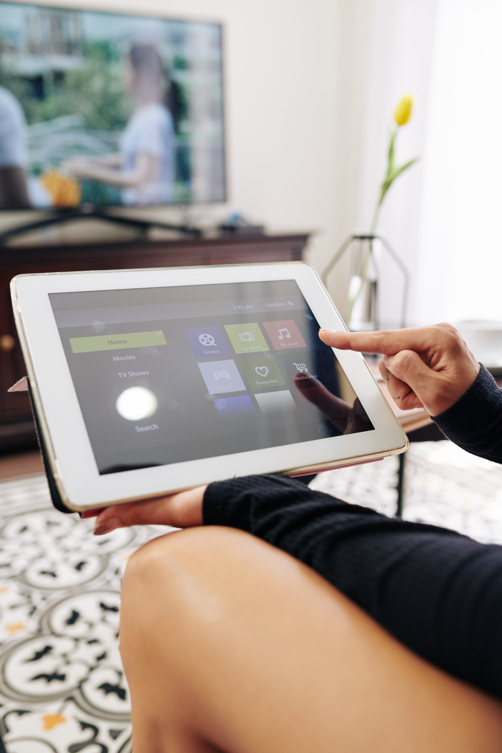 System Smart Home sterowany z tabletu w nowoczesnym salonie
